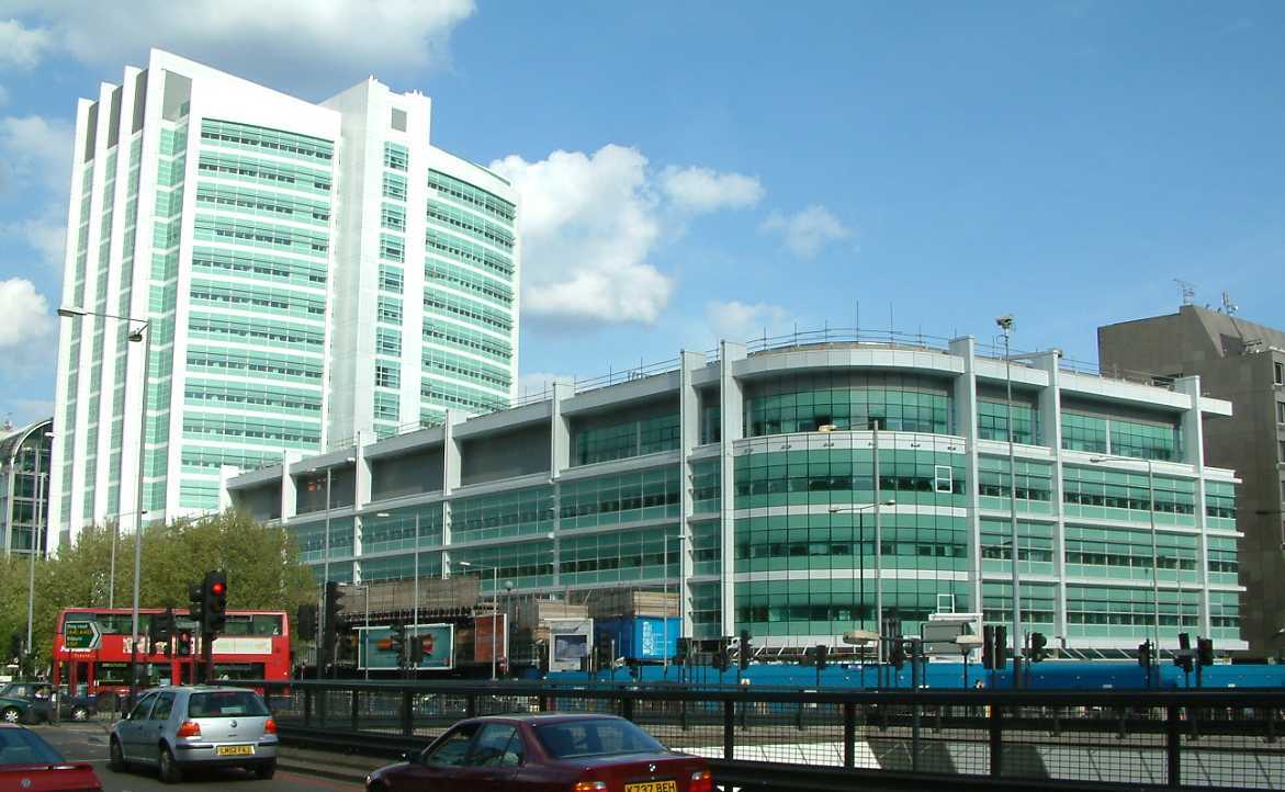 University_College_Hospital_-_New_Building_-_London_-_020504